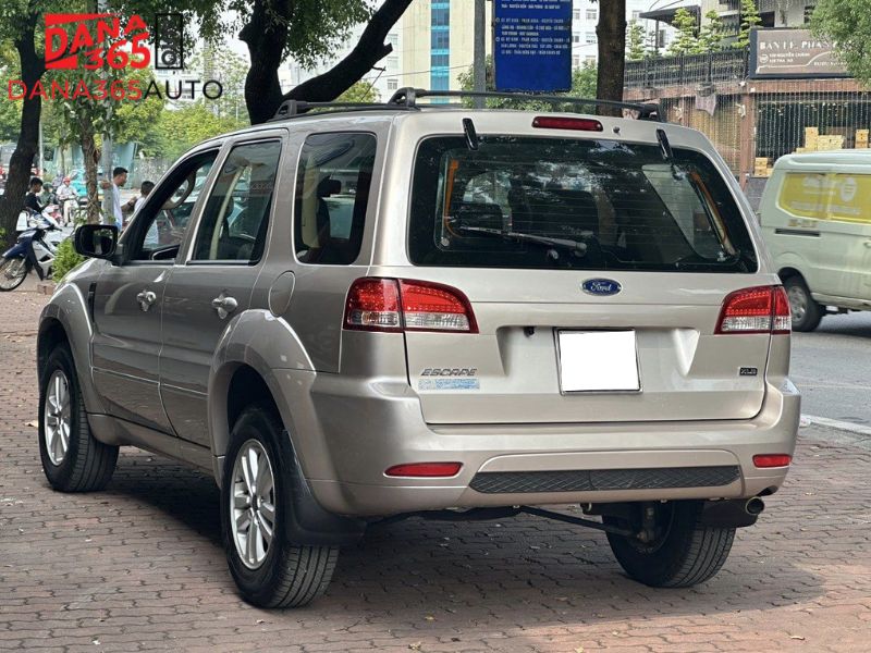 Ngoại hình xe Ford Escape 2010 cũ từ phía sau