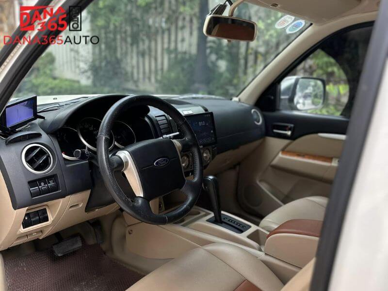 Không gian ghế lái hiện đại, rộng rãi của Ford Everest 2012