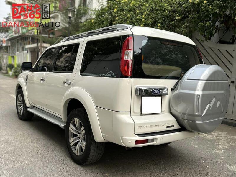 Ford Everest 2012 có đuôi xe thể thao, chắc chắn