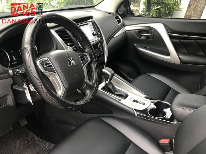 Không gian nội thất sang trọng của Mitsubishi Pajero Sport 2018 cũ