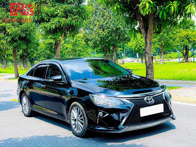 Toyota Camry 2018 cũ có thiết kế ngoại thất sang trọng