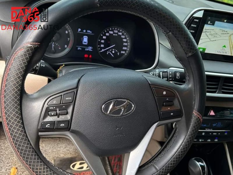 Chất liệu nhựa trên vô lăng Hyundai Tucson 2021 cũ