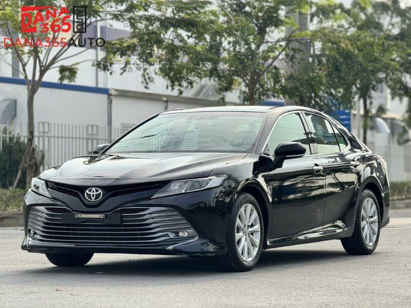 Ngoại thất sang trọng xe Toyota Camry 2020 cũ