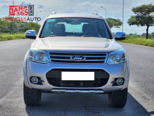 Đầu xe hầm hố, khỏe khoắn của Ford Everest 2014 cũ