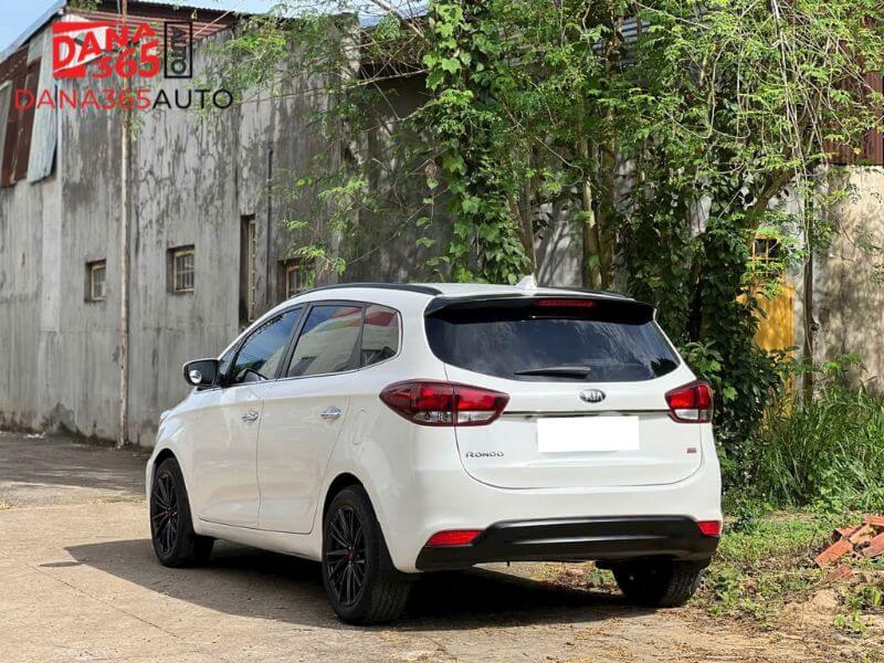 Ngoại hình Kia Rondo 2018 cũ nhìn từ phía sau