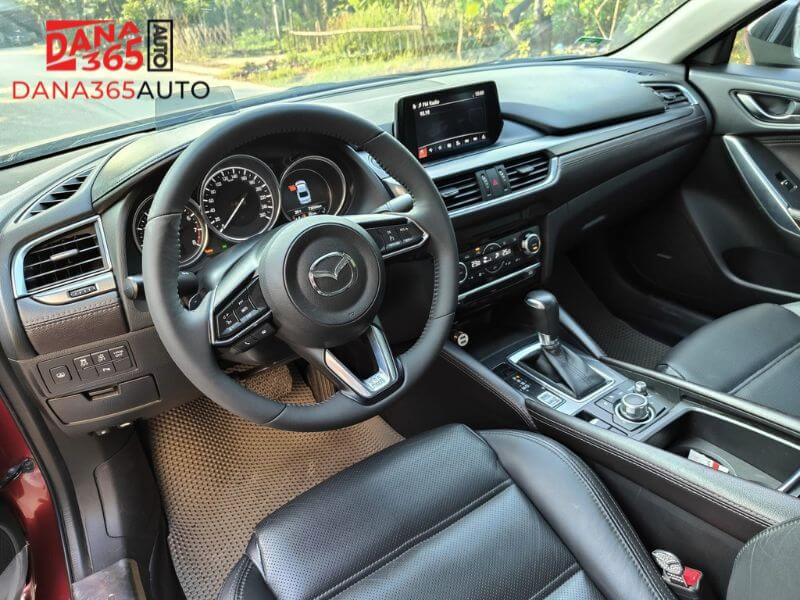 Không gian khoang lái nội thất của Mazda 6 2017