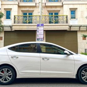 Mặt bên trái Hyundai Elantra 1.6 AT 2016