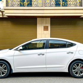 Mặt bên phải Hyundai Elantra 1.6 AT 2016