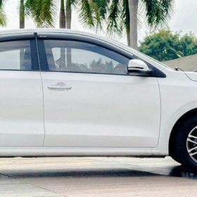 Mặt bên xe Kia Soluto 1.4MT Deluxe 2020