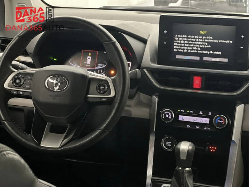 Vô lăng và màn hình hiển thị Toyota Veloz Cross