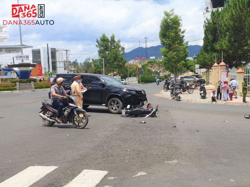tai nạn giữa ô tô và xe máy